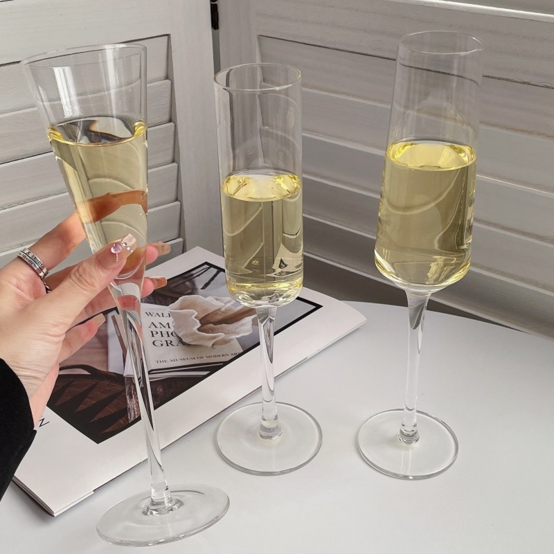 French Instagram blogger's tall champagne glass, sparkling sweet wine glass, romantic and ritualistic wine glass cocktail glass details Picture