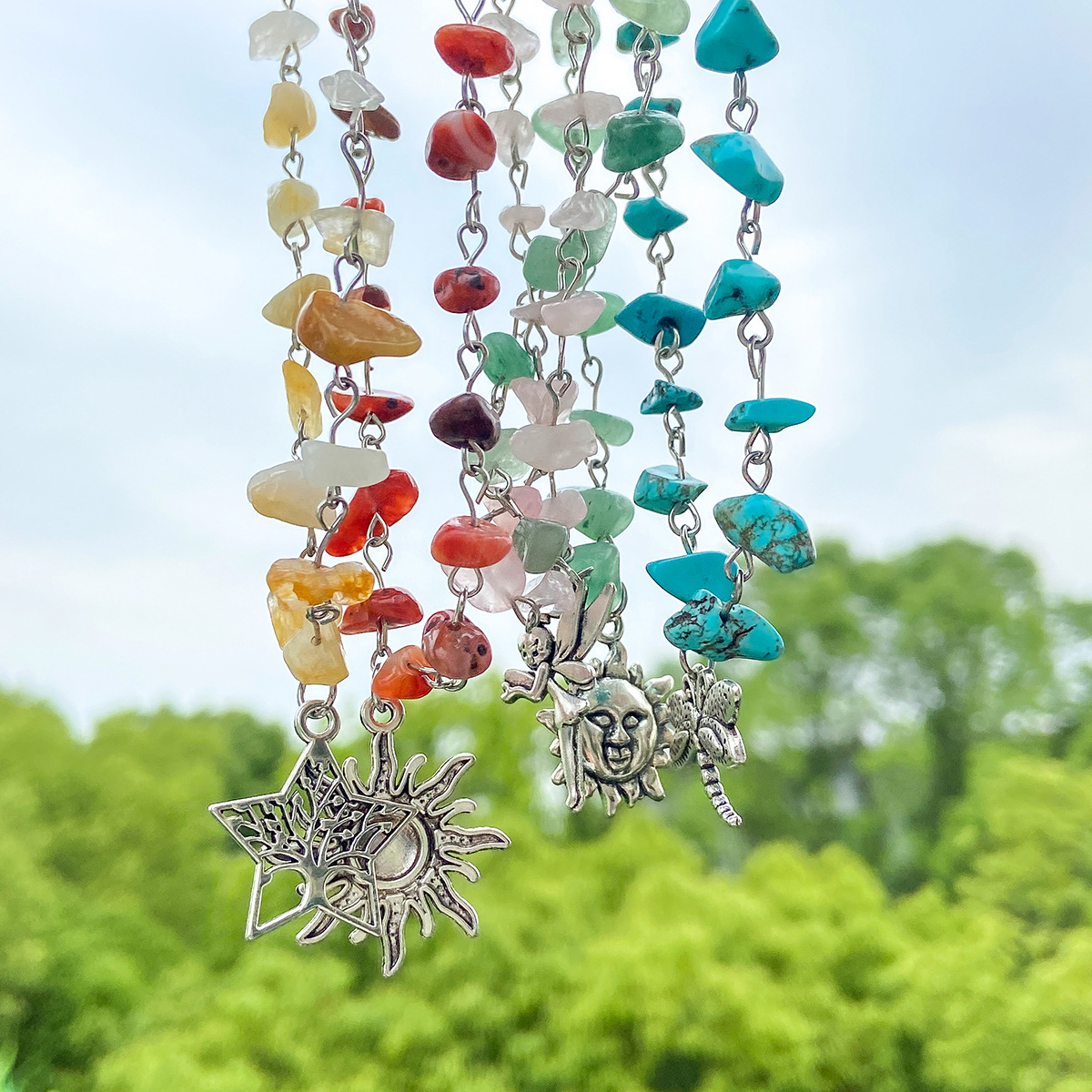 European and American cross-border hot girl style dopamine Elf mushroom Sun necklace, colorful irregular crushed stone collarbone necklace Application Scenario