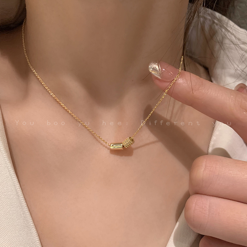 The micro-inlaid zircon waist necklace is a women's light luxury and niche neckchain with a fashionable design and a collarbone chain details Picture