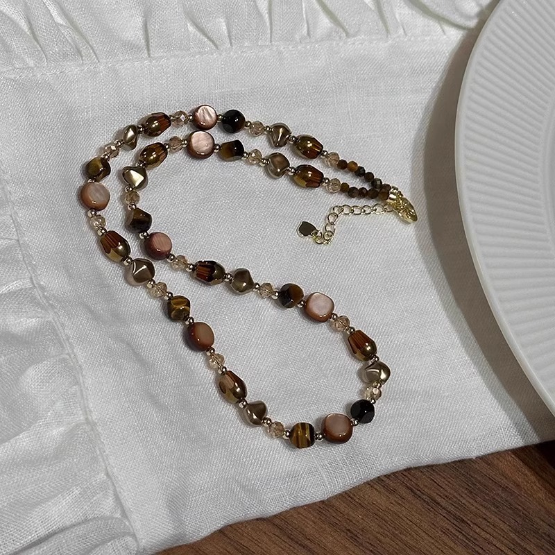 Maillard's light luxury and niche coffee-colored pearl necklace with a beaded feel and tiger's eye stone is a versatile collarbone necklace for women. Wholesale Application Scenario