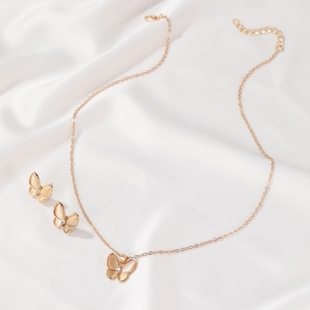 The new set of jewelry from Europe and America is simple and versatile. It features an elegant cat's eye butterfly necklace and white mother-of-pearl butterfly earrings Item Picture