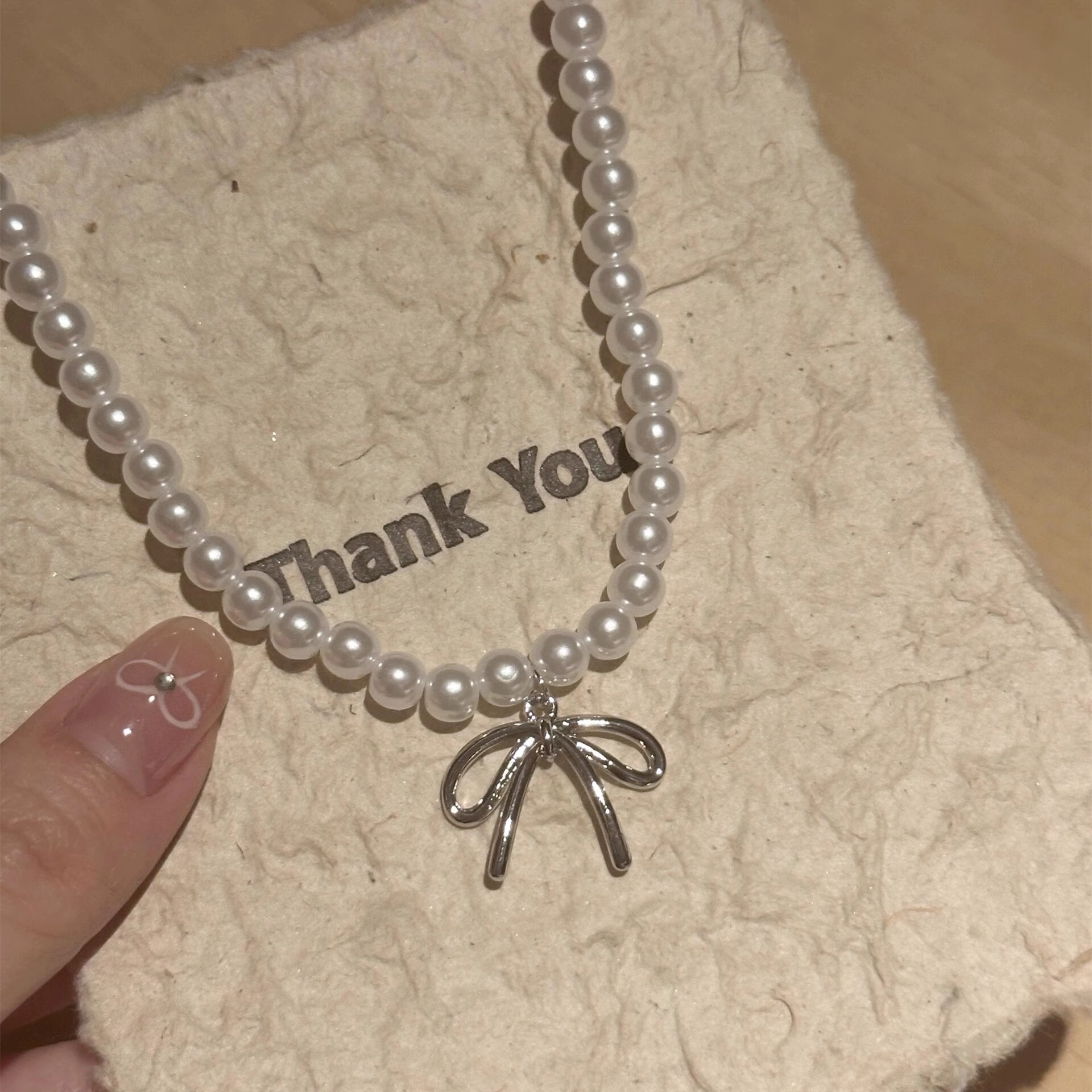 Light luxury and niche style, bow pendant, pearl necklace, women's retro elegance, versatile necklace, collarbone chain details Picture
