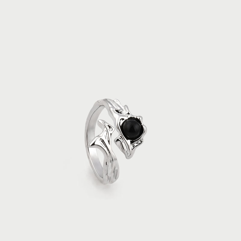Black stone thorn open ring, a trendy Instagram niche design, with a unique, fashionable and high-end feel, a cold style food ring Application Scenario