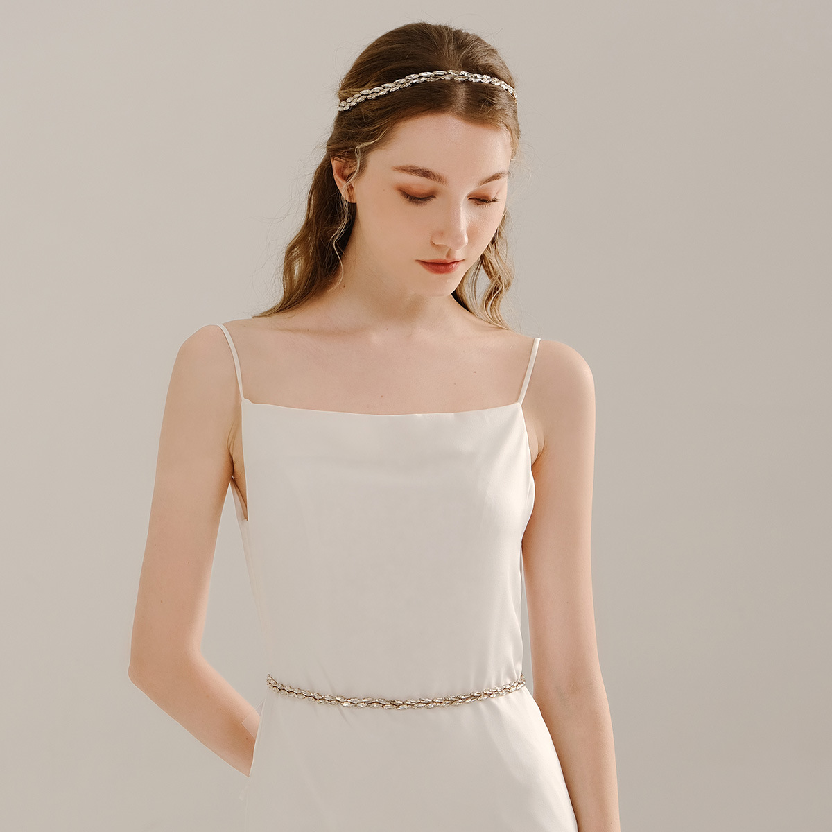 The new European and American bride's waist decoration is exquisite. It features a double-row water diamond dress waist seal and a versatile water diamond belt for photography and photo shoots full figure