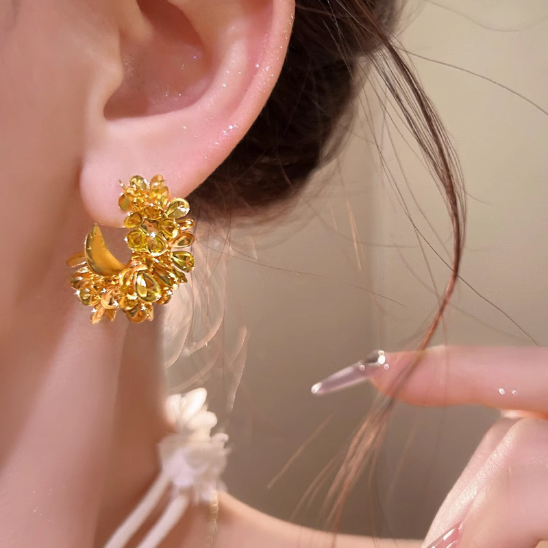 Golden flower C-shaped earrings for women, a new 2025 bestseller with a high-end feel. Metal stud earrings, retro and unique style Application Scenario