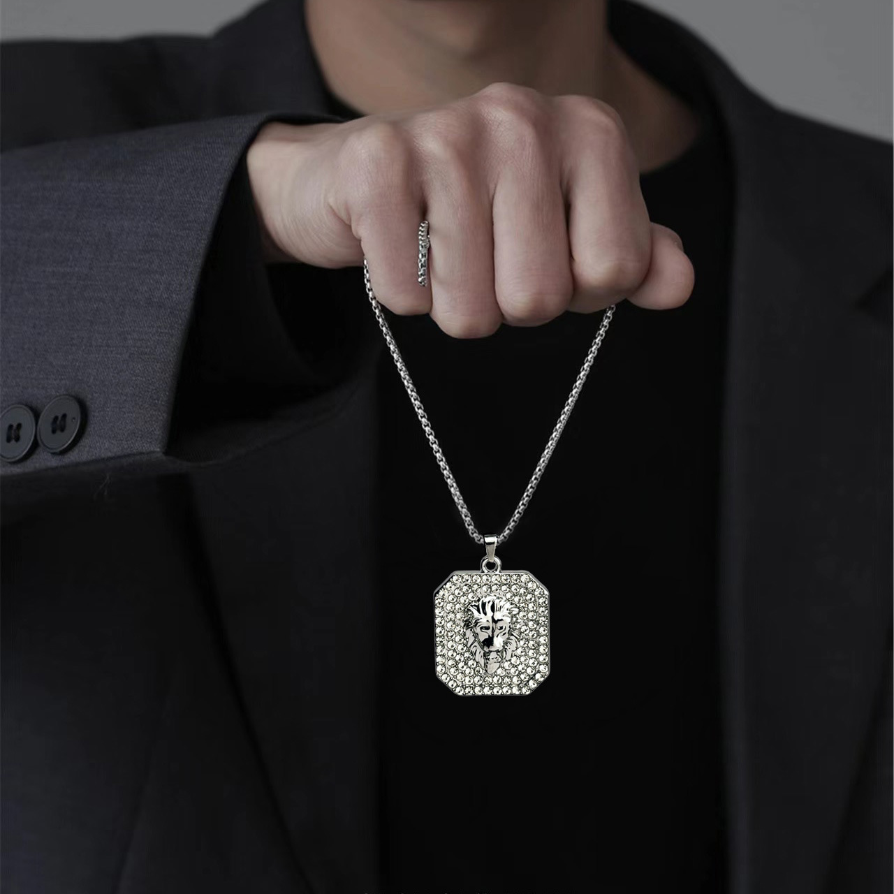 A popular European and American fashion hip-hop personality full diamond and powerful lion head necklace, square diamond-encrusted alloy pendant full figure