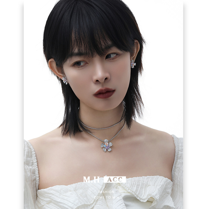 Original design, retro metal texture flower necklace, European and American light luxury, fashionable and elegant, high-end collarbone chain for women details Picture