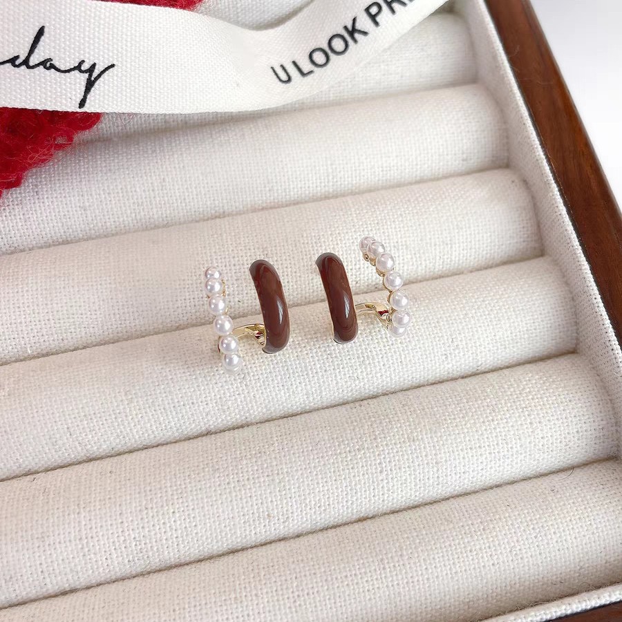 Ultra-exquisite pearl stud earrings, unique feminine charm earrings, C-shaped ear rings, high-end earrings, red earrings and accessories ~ Application Scenario