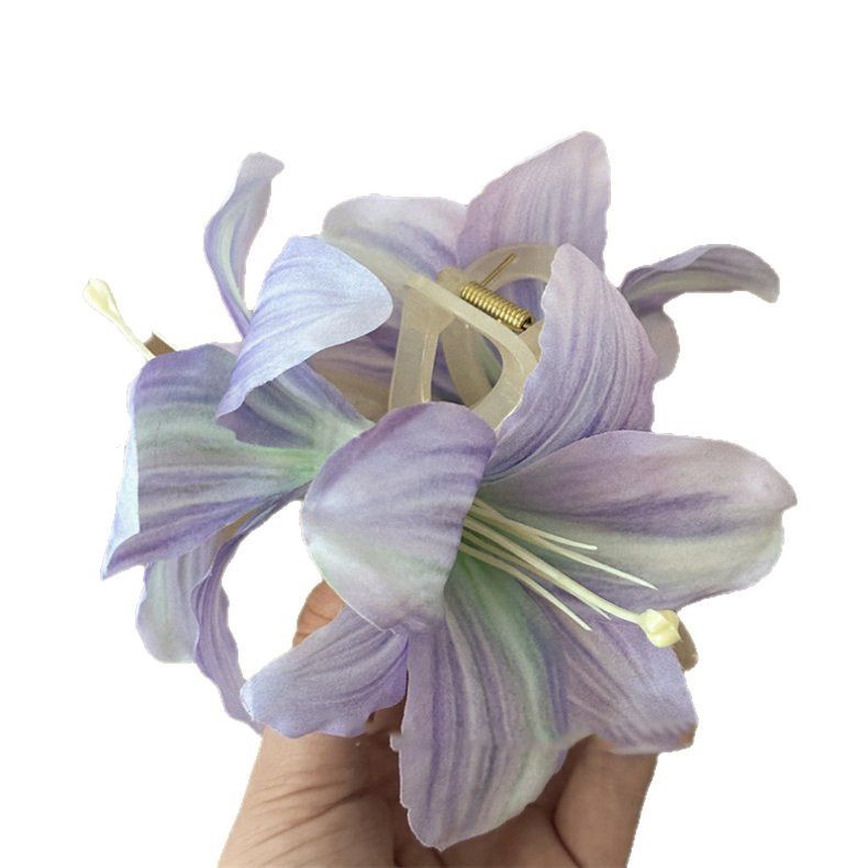 A super ethereal atmosphere, a realistic lily flower hair clip, a beautiful and high-end look, a shark hair clip and a scratch-off headwear at the back of the head Item Picture
