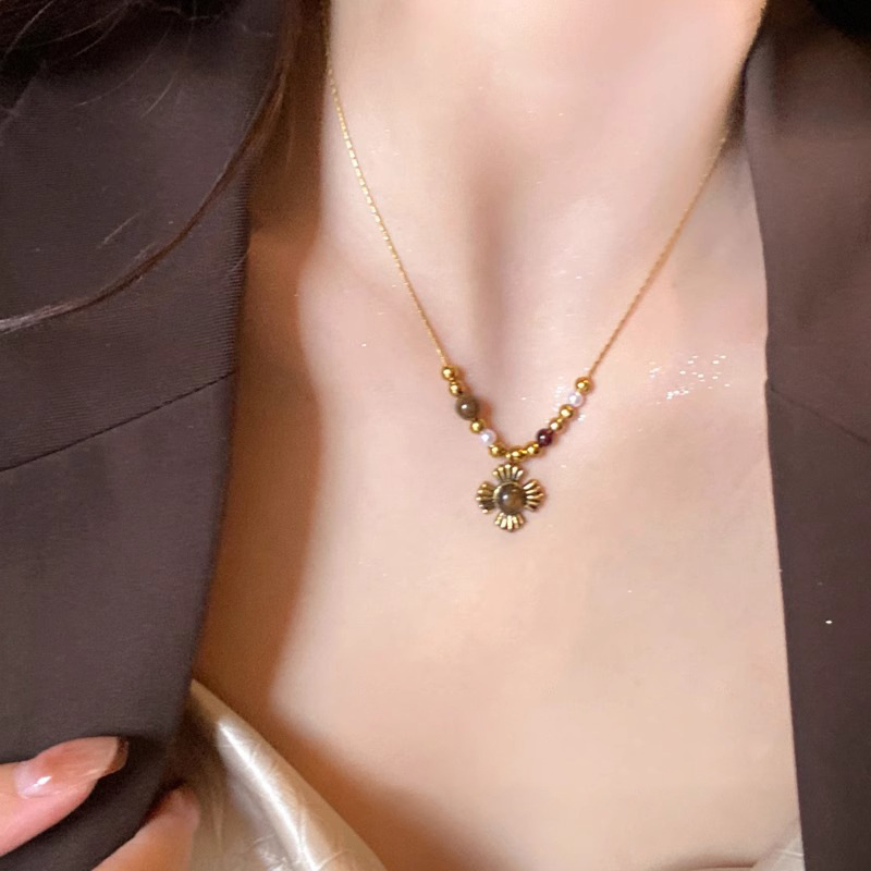 Yadan-style sunflower tiger's eye stone layered necklace accessory for women's autumn and winter retro light luxury sweater chain necklace Application Scenario