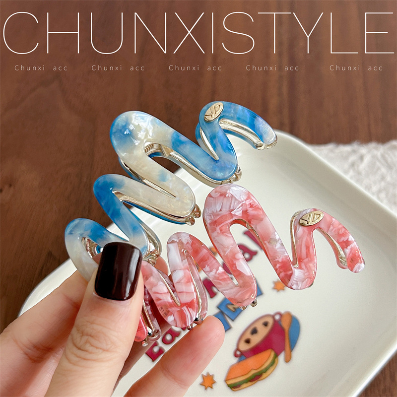 Medium-sized wavy acetate hair clips with a high-end feel. The back of the head is a coiled hair clip with a shark clip. It has a large amount of hair and is fashionable and versatile Application Scenario