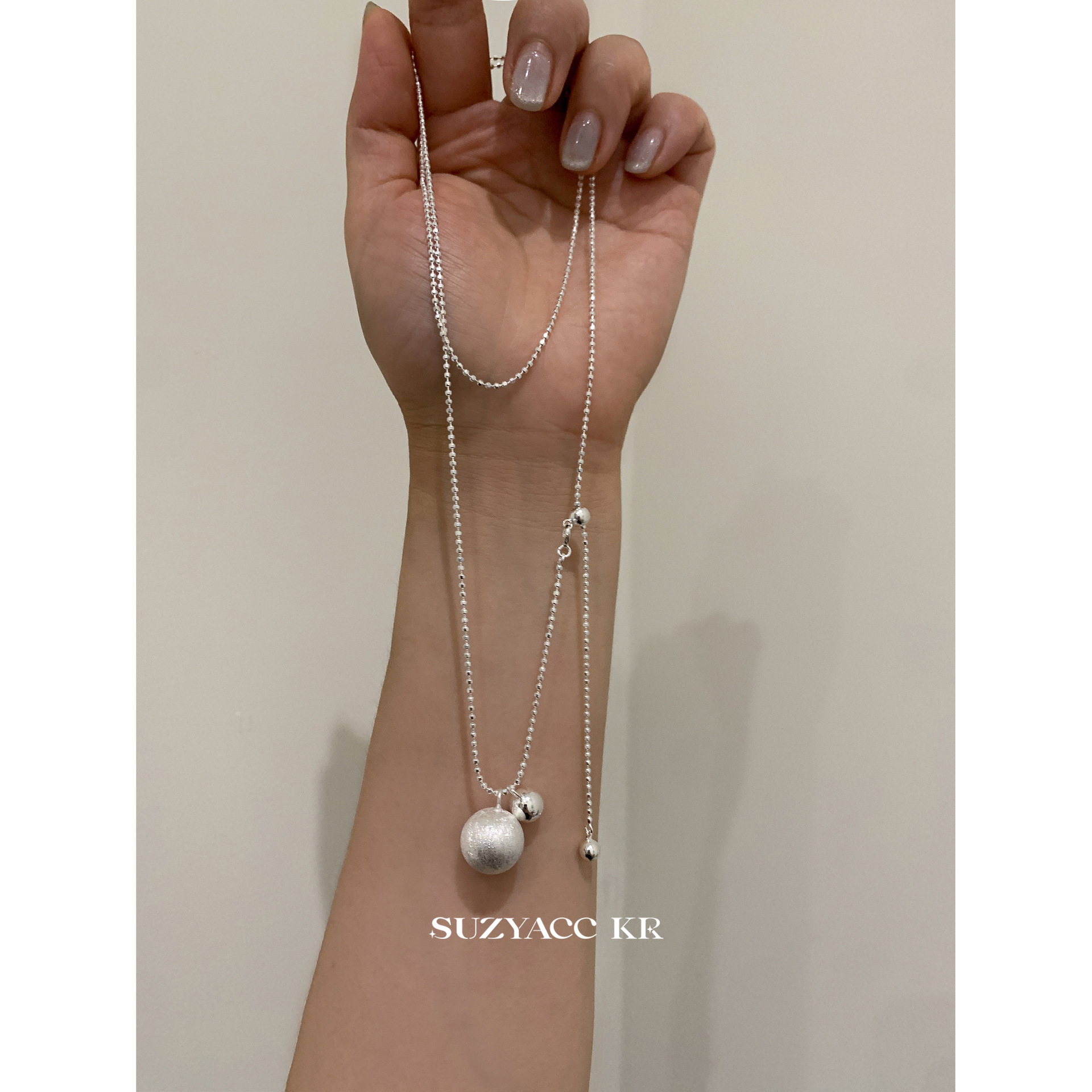 Minimalist round ball pull-out necklace for women, a light luxury, elegant and fashionable, versatile necklace and sweater chain details Picture