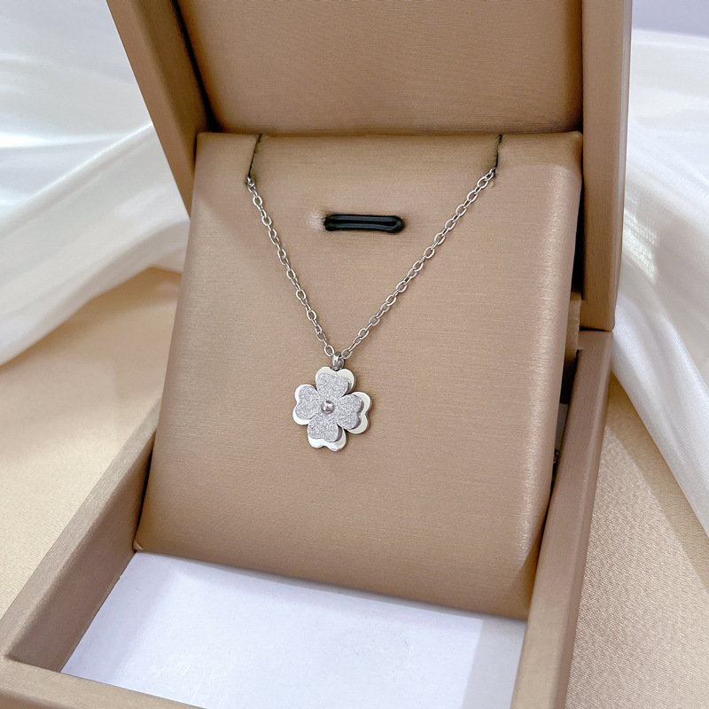 【 All-titanium Steel 】 Gold foil four-leaf flower minimalist style furnace real gold necklace, female Instagram Internet celebrity collarbone chain accessory Application Scenario