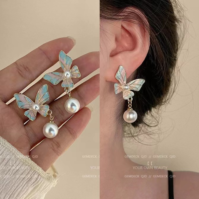 French retro oil painting style butterfly pearl stud earrings, artistic ancient style earrings, high-end design accessories for women full figure