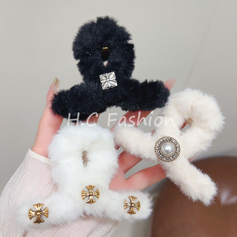 The new mid-sized retro plush claw clip for autumn and winter, a high-end look, is a popular shark clip headpiece on the back of a woman's head details Picture