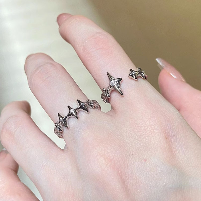The French star-shaped ring is a delicate and niche design accessory with a cold and cool style. It features a sweet and cool stacked fashion and simplicity full figure