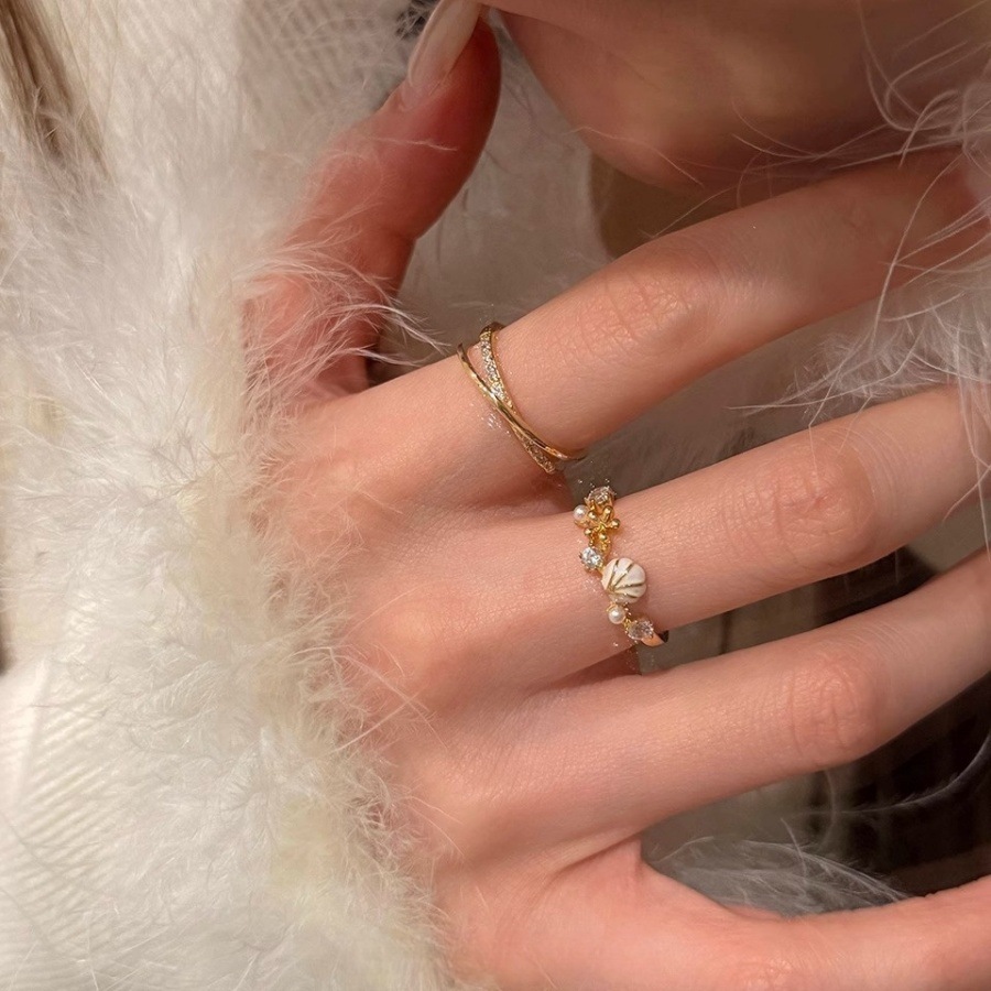 The niche design of the shell zircon ring for women exudes a sense of light luxury and sophistication. It is a gentle and versatile open-ring trend full figure