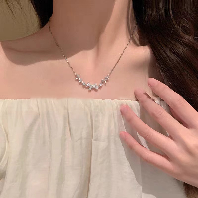 Zircon bow necklace, a unique and stylish design for women, is a popular collarbone chain and a versatile accessory full figure
