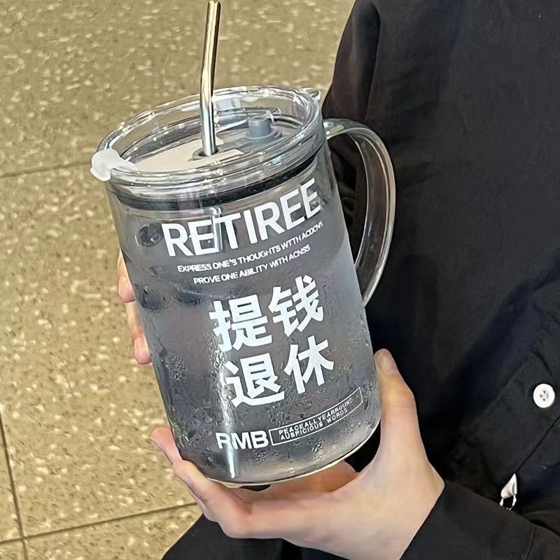 Wholesale new glass cups, simple student large-capacity straw water cups, high appearance level with LIDS, salary increase water handfuls cups Application Scenario