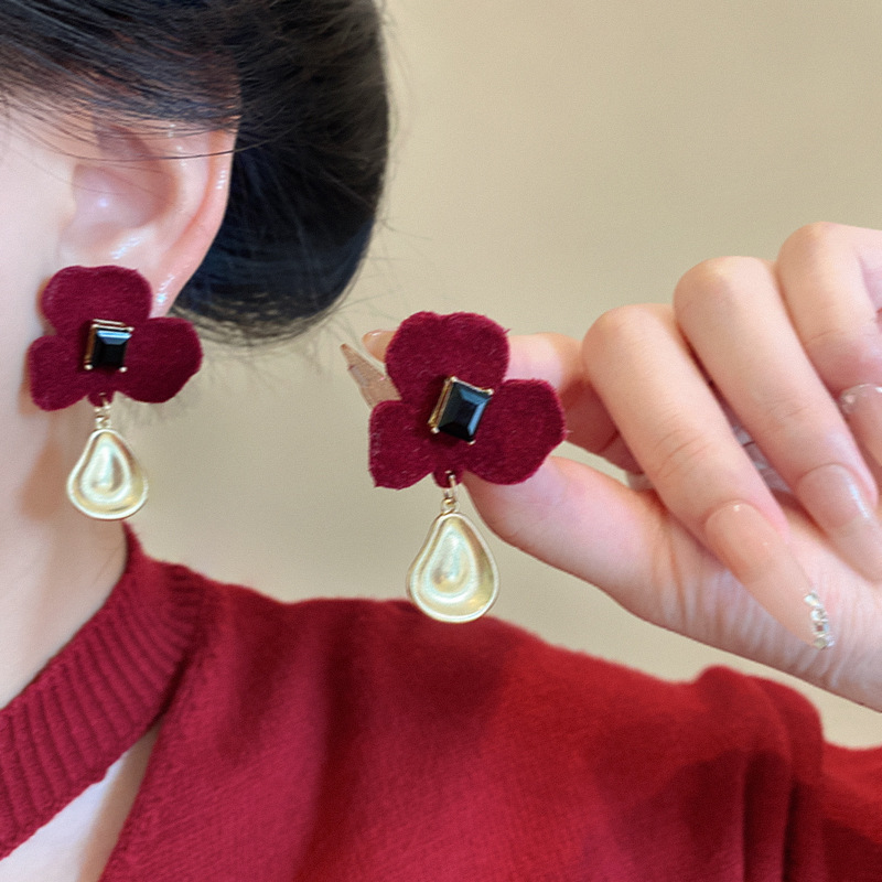 925 Silver Needle Autumn and Winter plant Velvet Earrings, women's retro and high-end style, versatile stud earrings, unique and fresh earrings details Picture