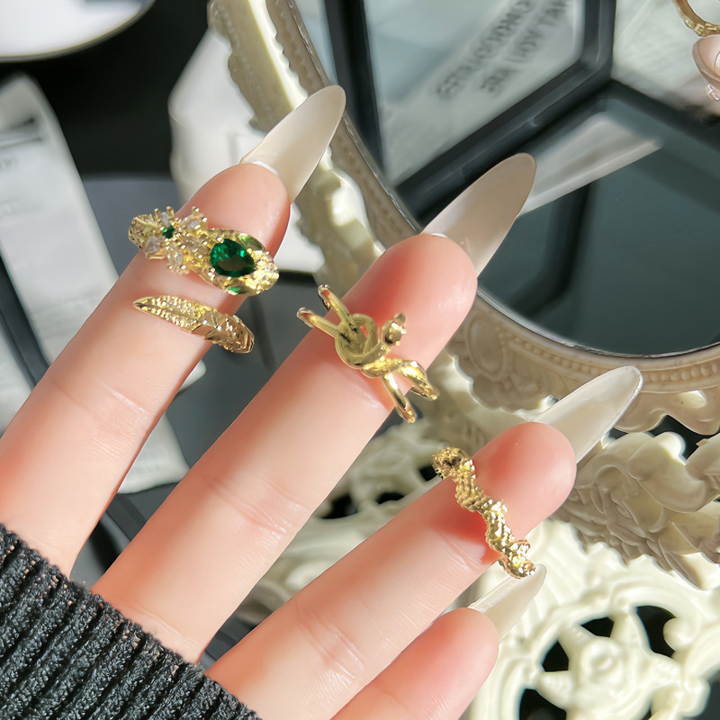 A green diamond snake-shaped brushed opening ring in the style of Chinese fashion for women, a delicate and versatile index finger ring wrapped around the zodiac year's spirit snake Specification drawing