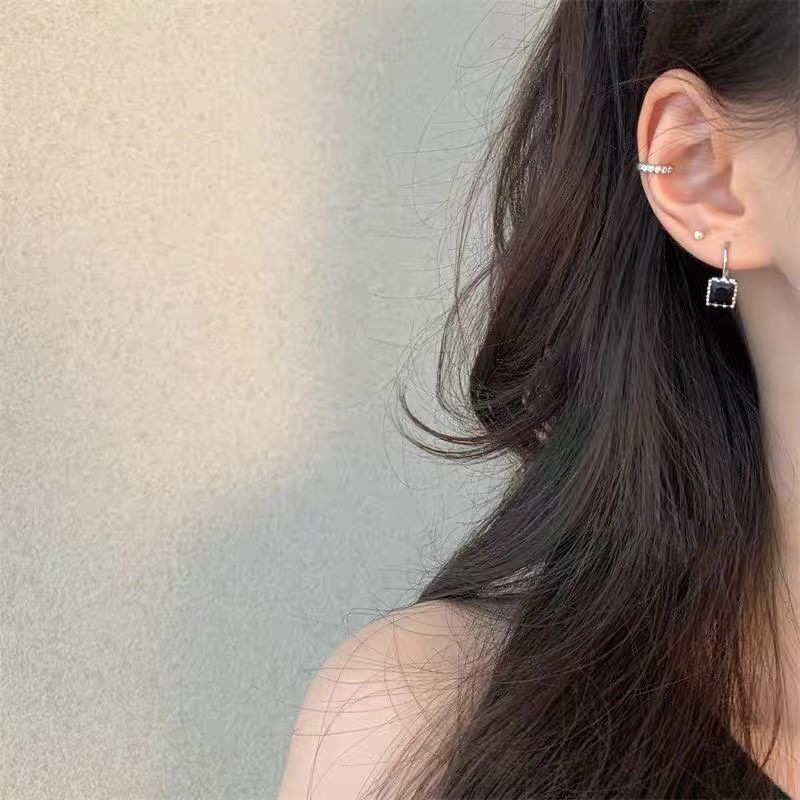 "Rock Sugar" Super shiny small square diamond earrings for women 2025 new style, small and versatile, exquisite and high-end stud earrings Application Scenario