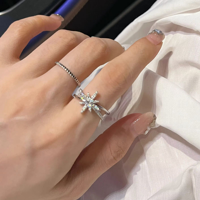 The star ring is a simple and niche design for women in an Instagram style. It features an eight-pointed star index finger ring that is versatile and elegant details Picture