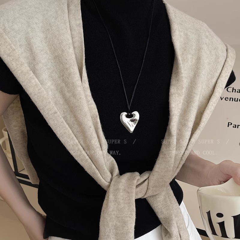 Korean-style Instagram silver heart-shaped pendant rope necklace, a long and elegant accessory for women, a light luxury and niche sweater chain trend full figure