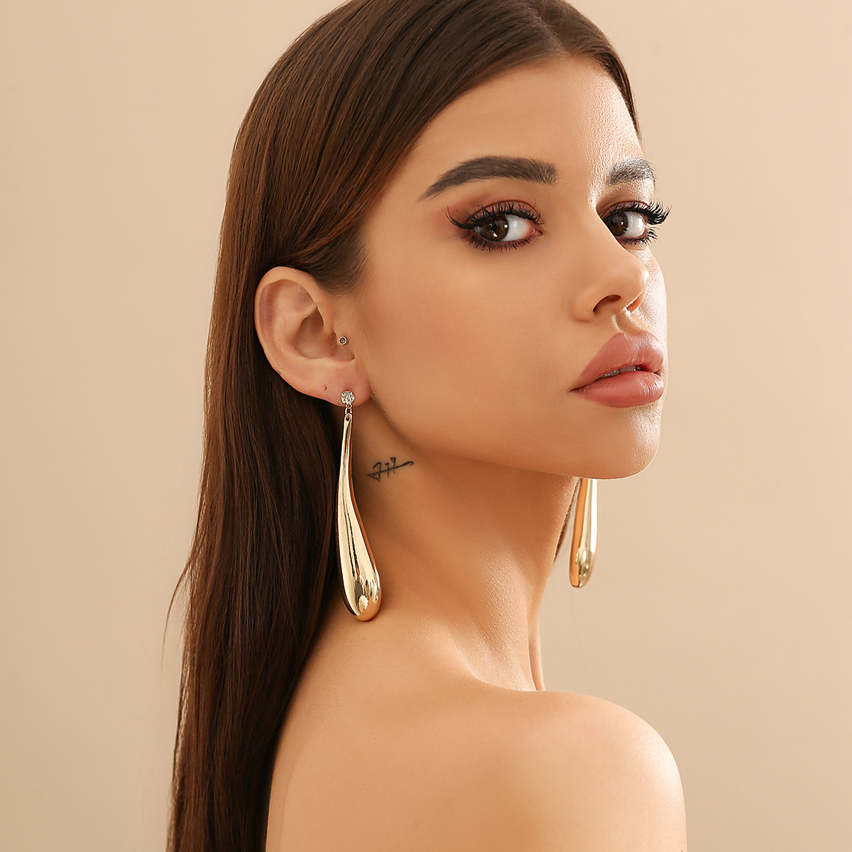 European and American cross-border alloy jewelry, exaggerated water drop large pendant, punk style necklace, versatile and simple oval collarbone chain details Picture