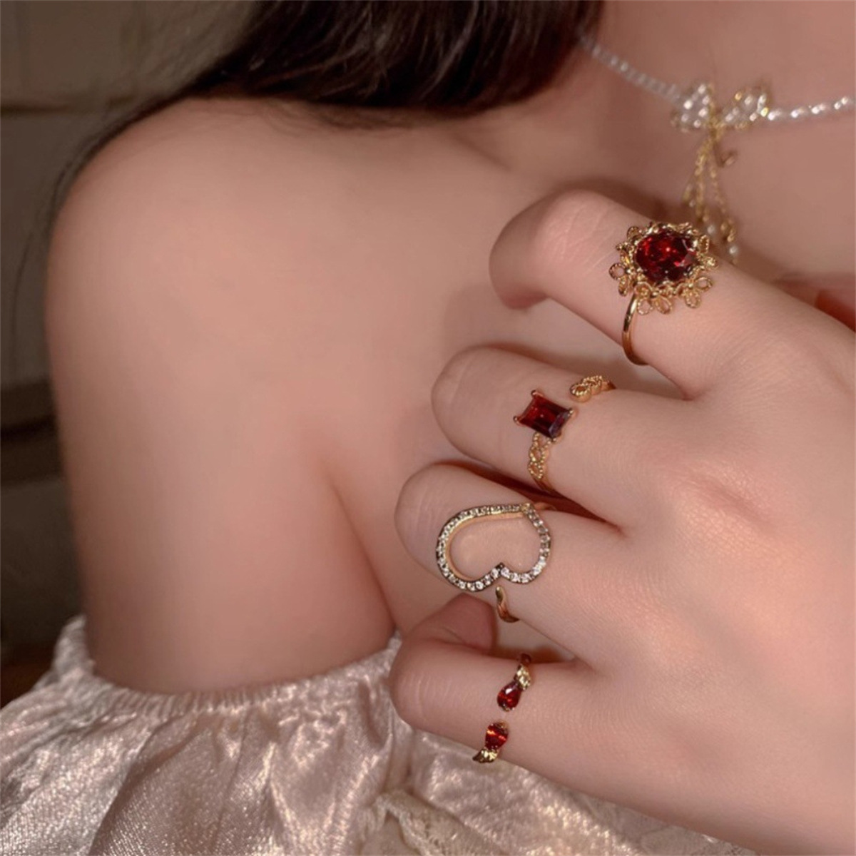 A new versatile French retro, niche, fashionable, light luxury and high-end ring with diamond-encrusted red gemstones for women full figure