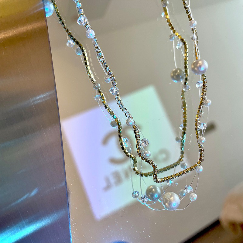 The pearl necklace is a light luxury and niche design for women. The collarbone chain is an Instagram hip-hop and cold style personalized accessory Application Scenario