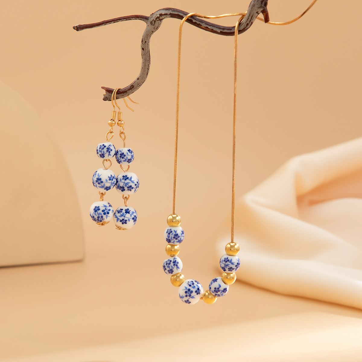 European and American cross-border jewelry, Chinese-style blue and white ceramic beaded necklace set, ins simple metal chain collarbone chain Application Scenario