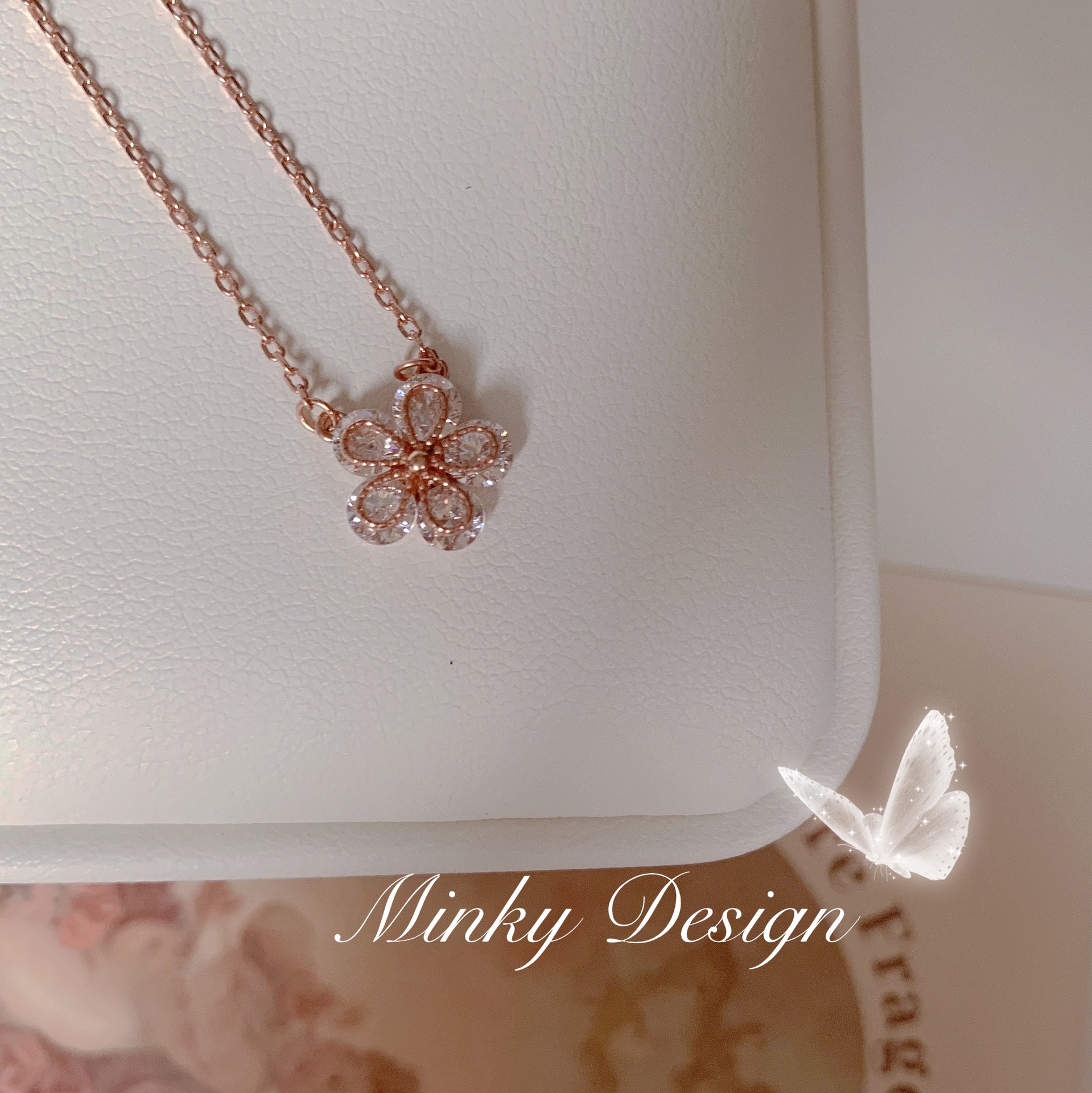 "Flower Language" Sparkling diamond flower necklace features a light luxury and niche design. It is a simple and elegant collarbone chain with a pendant feel Application Scenario