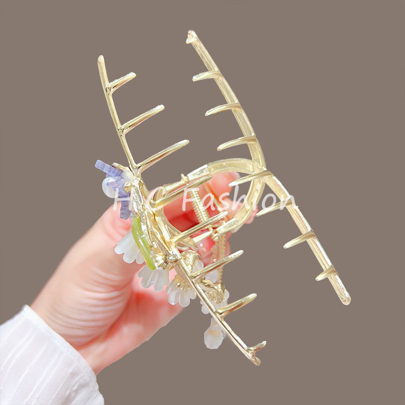 Butterfly bell orchid tassel grab clip, high-end and elegant female summer style grab clip, shark clip at the back of the head, sweet and elegant hair clip Application Scenario