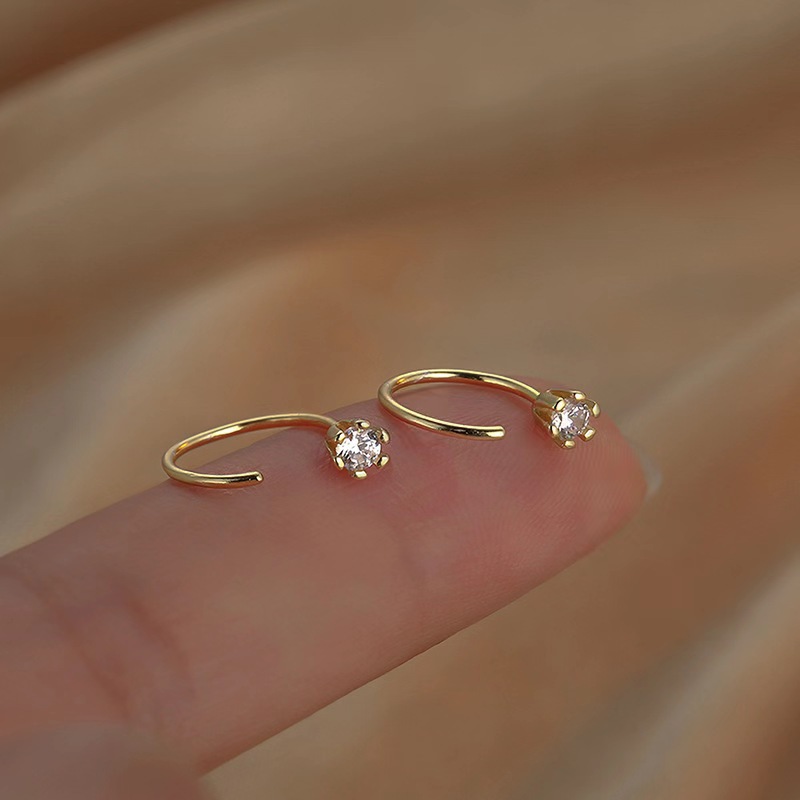 Exquisite, compact and simple diamond ear studs, a niche women's daily versatile commuting ear accessory, a new bestseller in 2025 Application Scenario