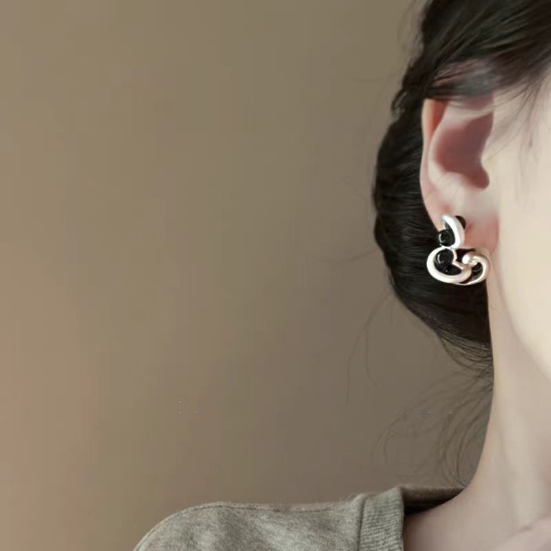 Black and silver color scheme, exquisite French retro round C-shaped earrings, light luxury and high-end, niche style, extremely simple stud earrings details Picture