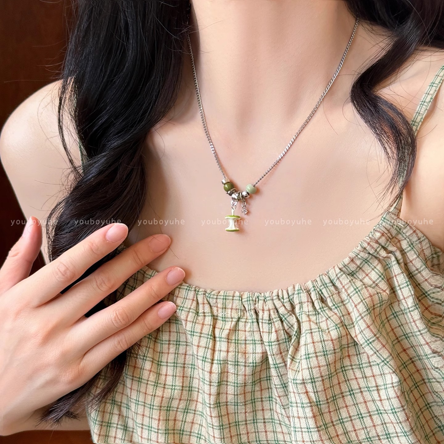 Cute and fun apple pendant necklace for women, unique, simple and versatile, fashionable and trendy neckchain, collarbone chain Application Scenario