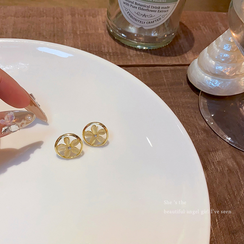 925 Silver Needle cat's Eye Flower Earrings, women's niche design sense, hollowed-out stud earrings, high-end and elegant autumn and winter earrings Specification drawing