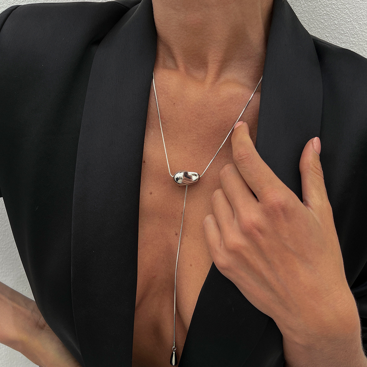 European and American cross-border jewelry, fashionable irregular metallic square snake necklace, simple CCB water drop pendant collarbone chain full figure