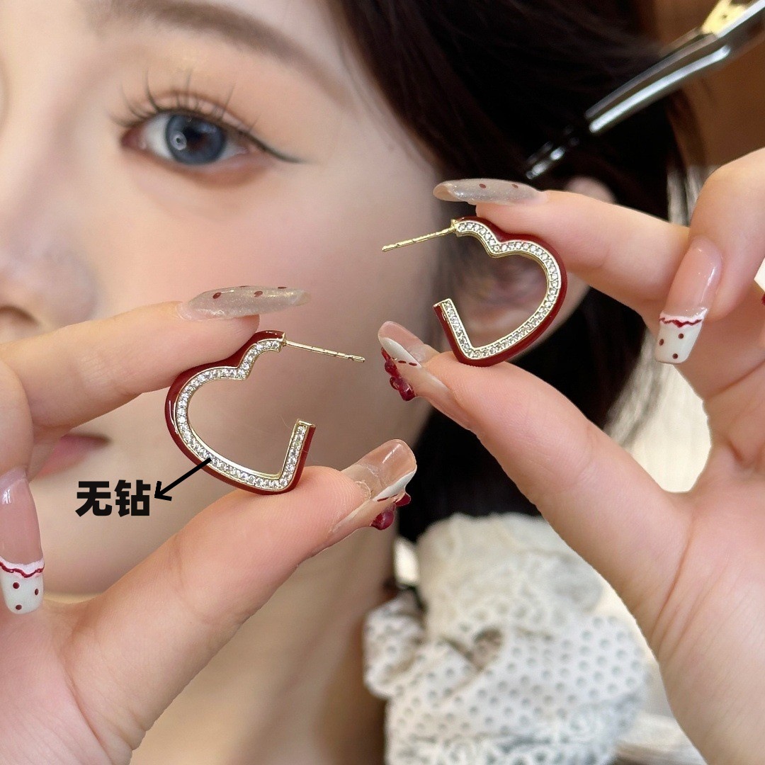 Ankela Red notched heart-shaped earrings, new light luxury French high-end wine red stud earrings, delicate and fresh earrings for women full figure