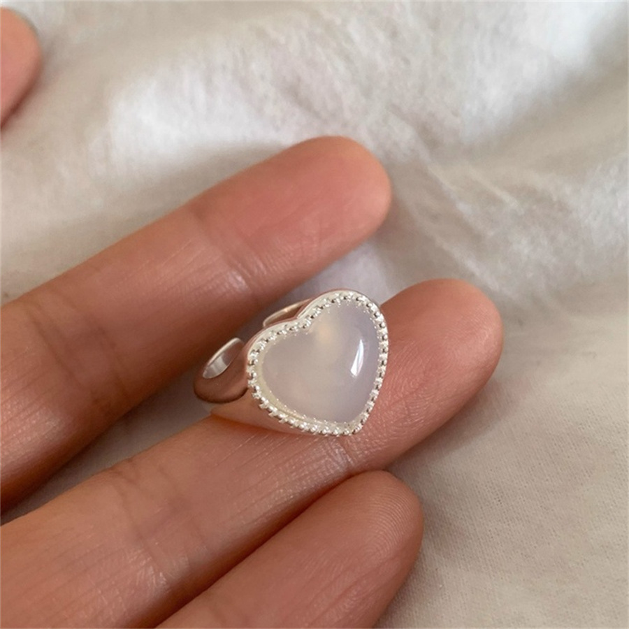 Sweet and heart-shaped moonstone ring, a luxurious and sophisticated index finger ring with a unique design and versatile open ring Application Scenario