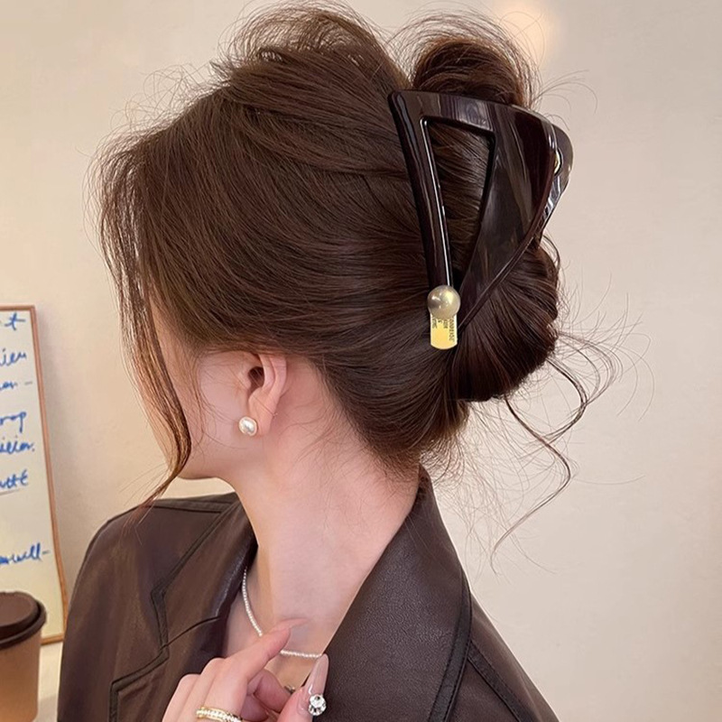 Triangular gold label pearl claw clip for women with a high-end feel 2025 new style of back head updo shark clip hair clip headwear Application Scenario