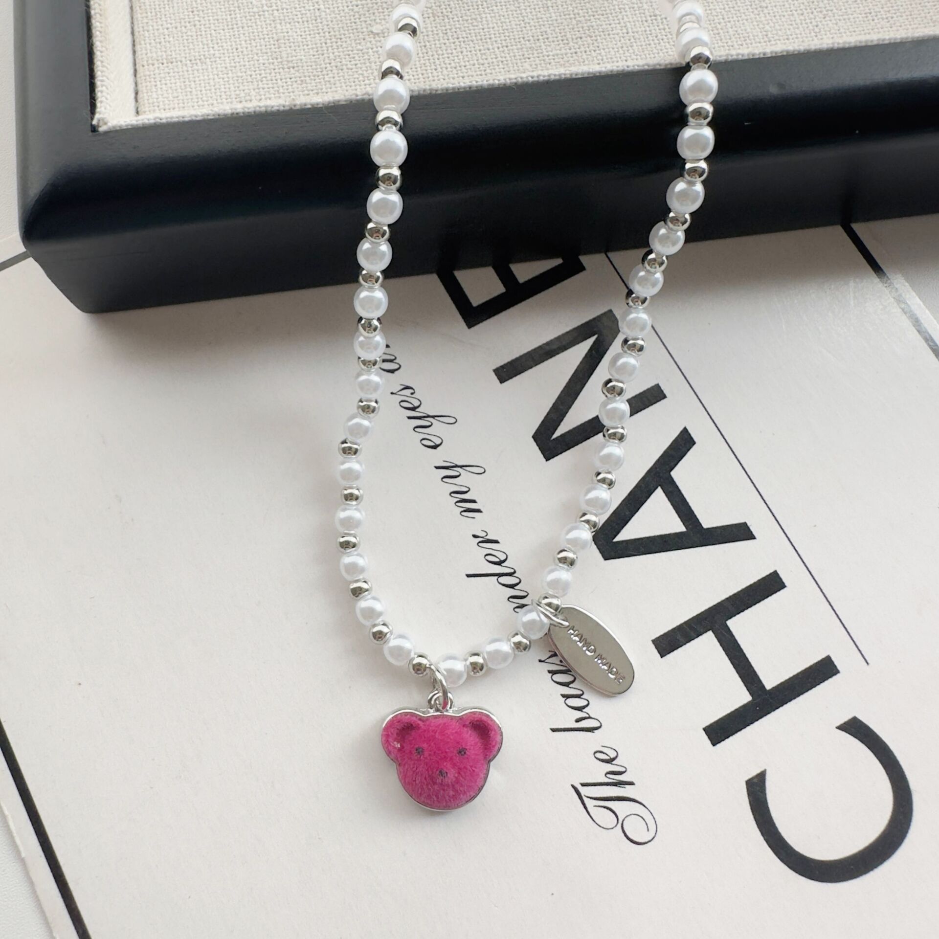 Sweet and cute little bear pearl necklace 2024 new style light luxury niche design Neckchain collarbone chain for women full figure