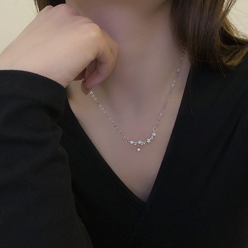 Super sparkling small flower zircon necklace, a light luxury design for women, a niche collarbone chain, a popular decorative necklace accessory details Picture