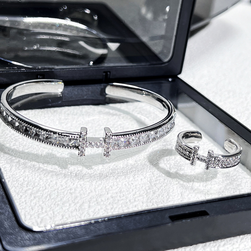 The letter "H" full diamond, fashionable and elegant, niche design, light luxury bracelet ring set, women's high-end, cold style ring Application Scenario