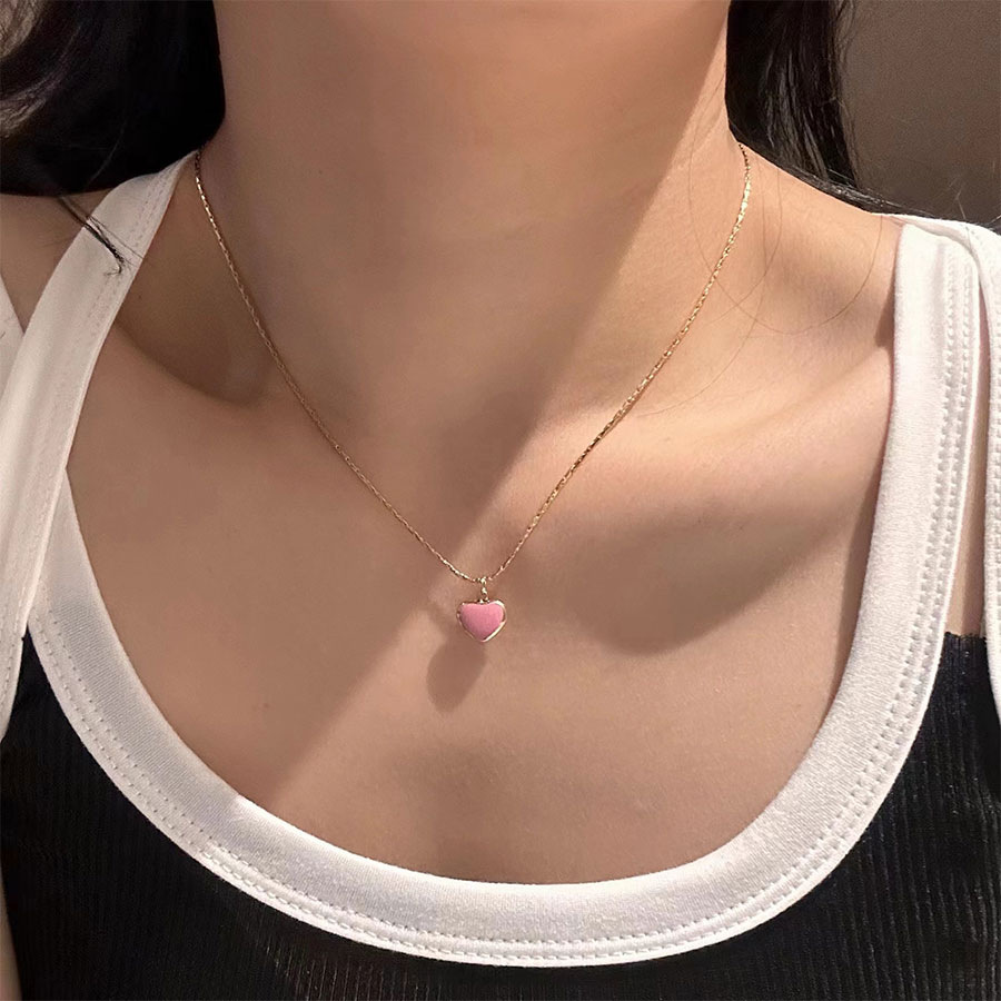A heart-shaped pink necklace with a light luxury and niche design for women, a new 2023 minimalist collarbone chain accessory on Instagram full figure