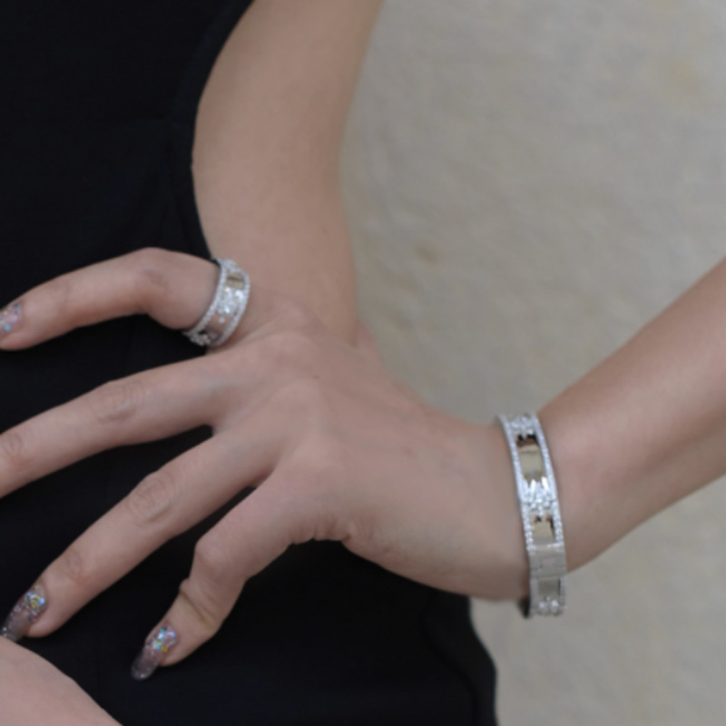 A niche design, sweet and cool, fashionable, light luxury and trendy bracelet, a female Internet celebrity, with a unique and heavy craftsmanship, an eight-pointed star zircon bracelet ring full figure