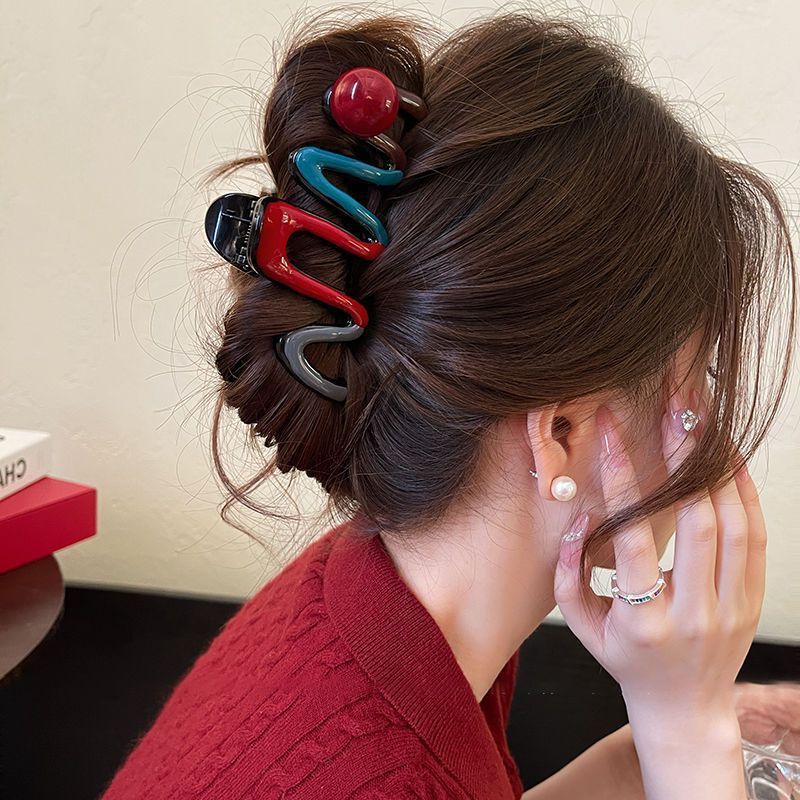 Retro Angolan red autumn and winter hairpin for women, large hair volume, back of the head hairpin, high-end shark hairpin details Picture