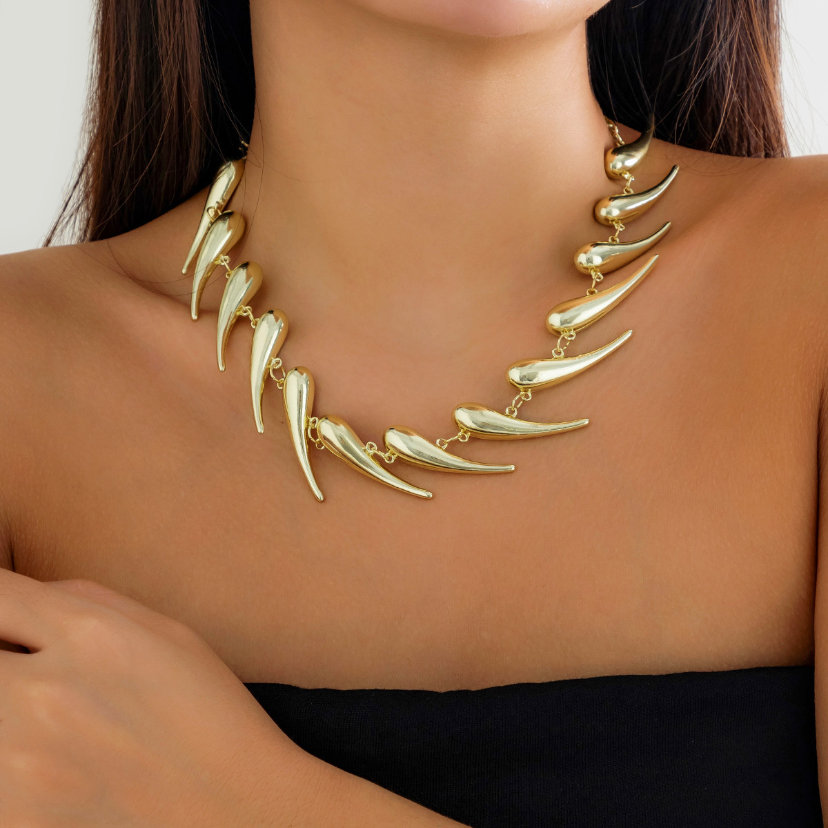 European and American cross-border personalized thorny spliced water drop pendant necklace for women, exaggerated smooth comma alloy necklace for women full figure