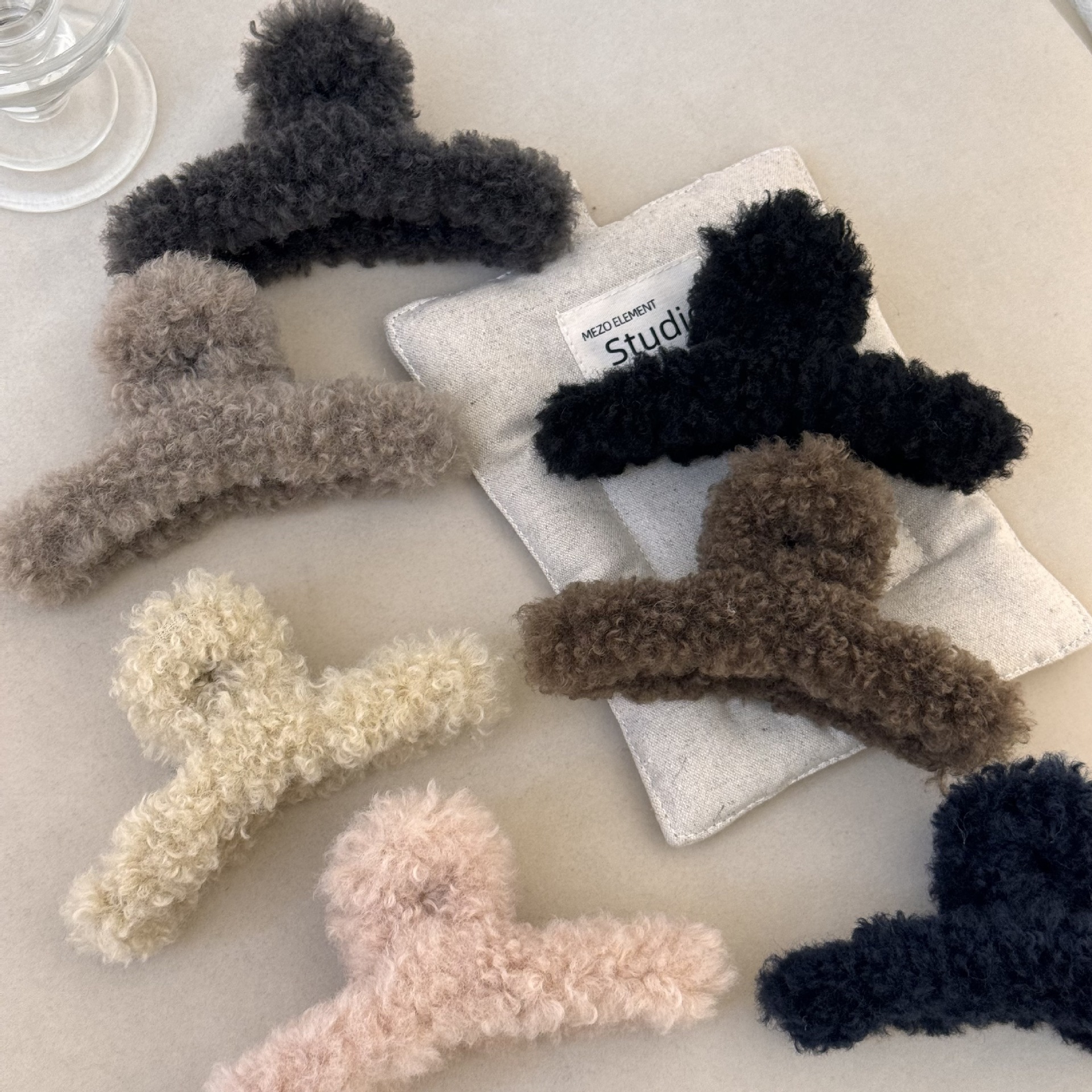 This is a new spring and summer collection from South Korea. The cute and colorful hair clips are versatile and can be paired with simple headwear for going out. It's a retro French girl's style details Picture